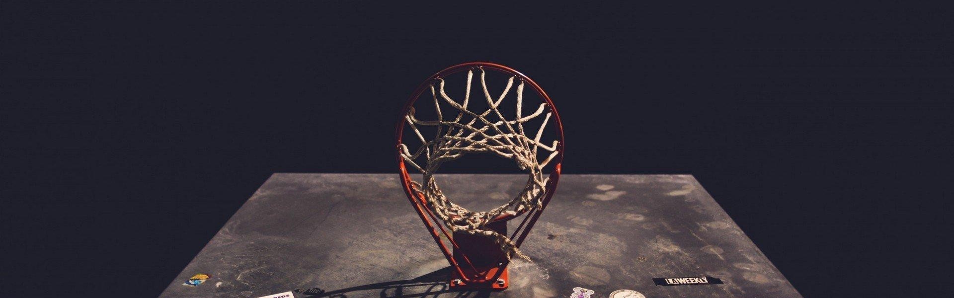 奥客_两黄变一红！何龙海后场鲁莽犯规葬送胜机，双方十人鏖战平局收场