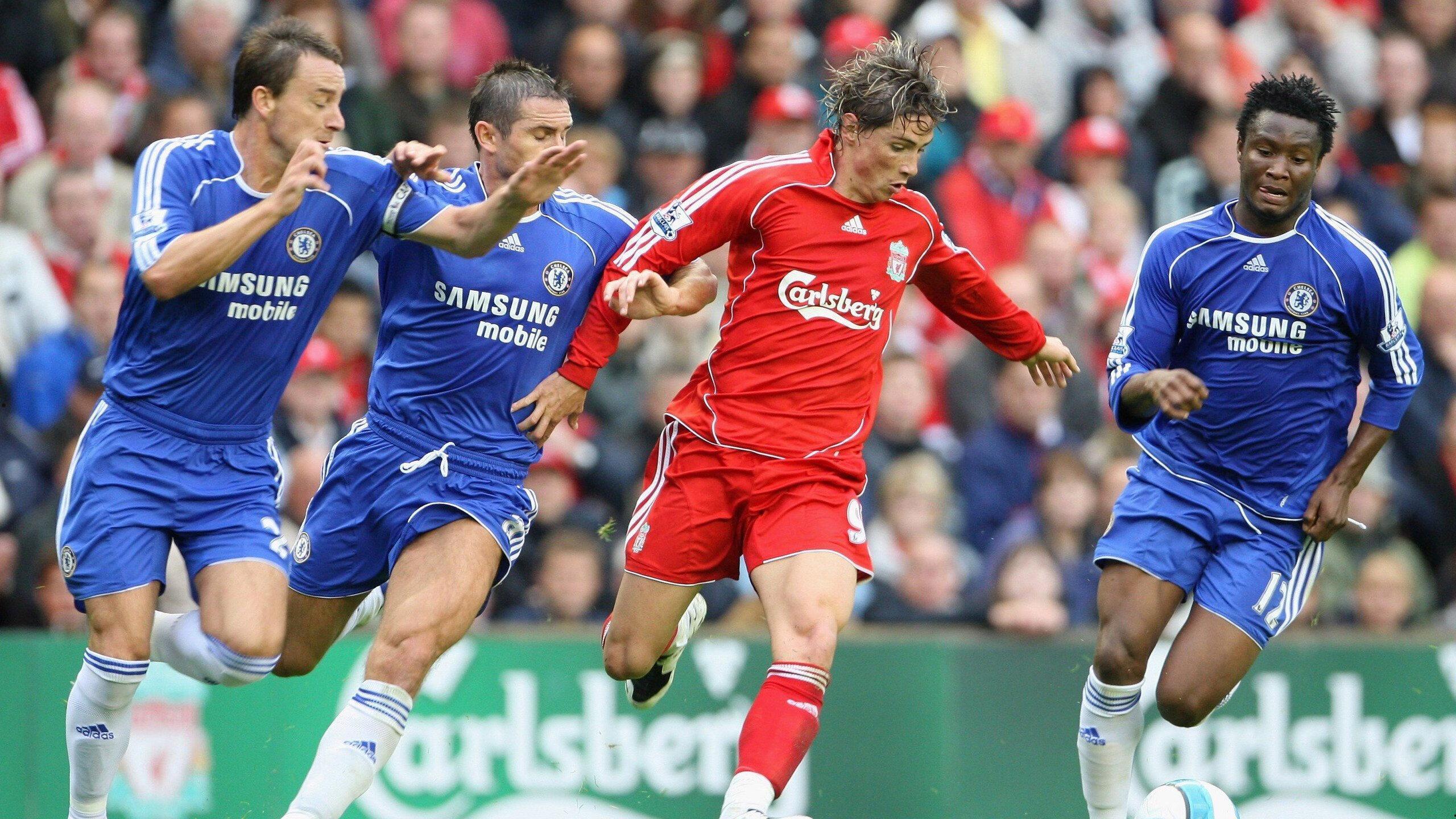 篮球巨星拉塞尔惊喜现身校门，为高三学子送上定制球鞋与暖心祝福